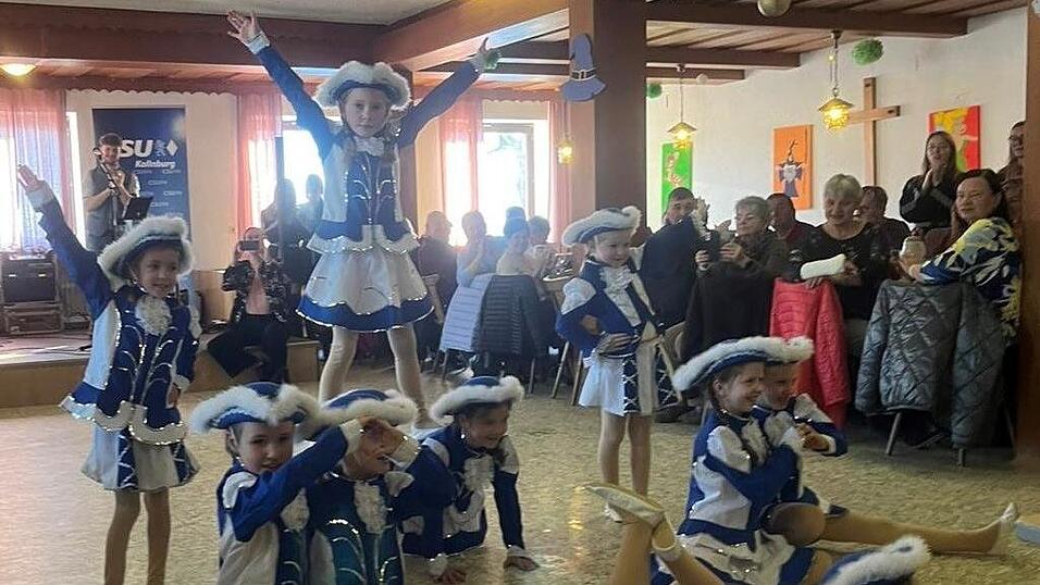 Wie die Gro&szlig;en so die Kleinen: die Kollnburger Kindergarde bei ihrem Auftritt.
