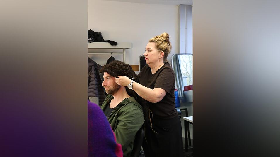 Ein Dreh- und Angelpunkt hinter der B&uuml;hne, die &bdquo;Maske&ldquo;. Hier sorgt Jennifer H&uuml;bner f&uuml;r faszinierende Verwandlungen.
