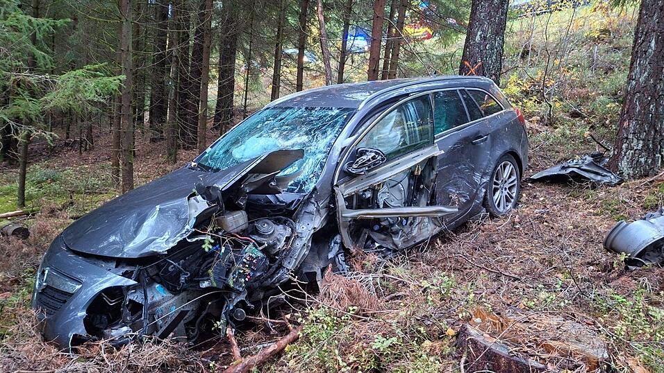Eines der beiden Fahrzeuge, die bei dem Unfall total demoliert und von der Straße geschleudert wurden. Eines der beiden Fahrzeuge, die bei dem Unfall total demoliert und von der Straße geschleudert wurden.