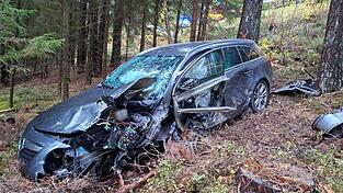 Eines der beiden Fahrzeuge, die bei dem Unfall total demoliert und von der Straße geschleudert wurden. Eines der beiden Fahrzeuge, die bei dem Unfall total demoliert und von der Straße geschleudert wurden.