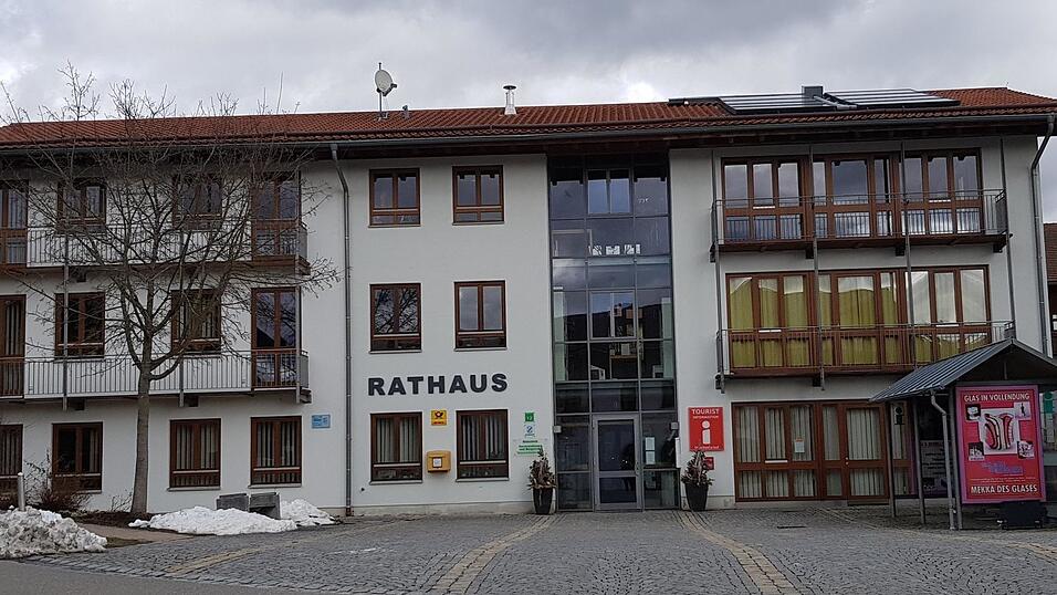 Das Drachselsrieder Rathaus: Neu f&uuml;r die CSU im Gemeinderat ist Martina Schmelmer, bei den Freien W&auml;hlern Franz Kollmer jun.