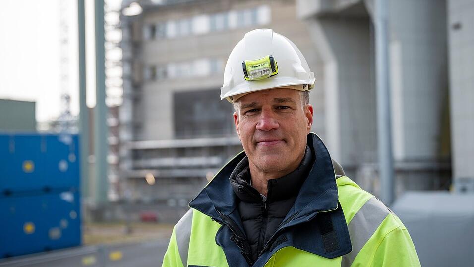 Kraftwerksleiter Bernd Kaiser vor dem Reaktorgeb&auml;ude.
