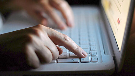 Sobald Viktor F. seinen Computer vor 20 Uhr ausgeschaltet hatte, bekam er von seinen Kollegen dumme Sprüche zu hören.