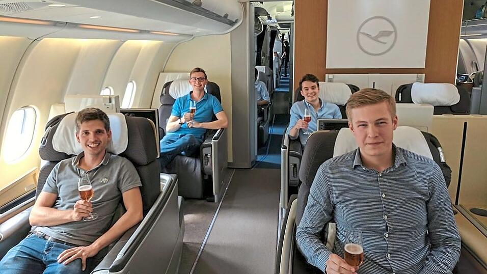 Mit vier früheren Studienkollegen hat der Mainburger Moritz Lindner (vorne links) das Start-up reisetopia gegründet - es boomt und trotzt der Krise. Mit vier früheren Studienkollegen hat der Mainburger Moritz Lindner (vorne links) das Start-up reisetopia gegründet - es boomt und trotzt der Krise.