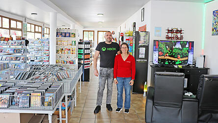 Echt retro: Benjamin Bartl und Stefanie Vietz in ihrem Laden in Schlatzendorf.