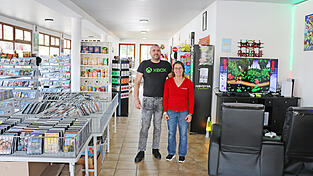 Echt retro: Benjamin Bartl und Stefanie Vietz in ihrem Laden in Schlatzendorf.