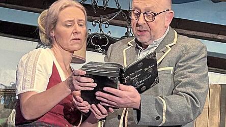 Das erbberechtigte Geschwisterpaar studierte das Buch mit den sieben Siegeln.