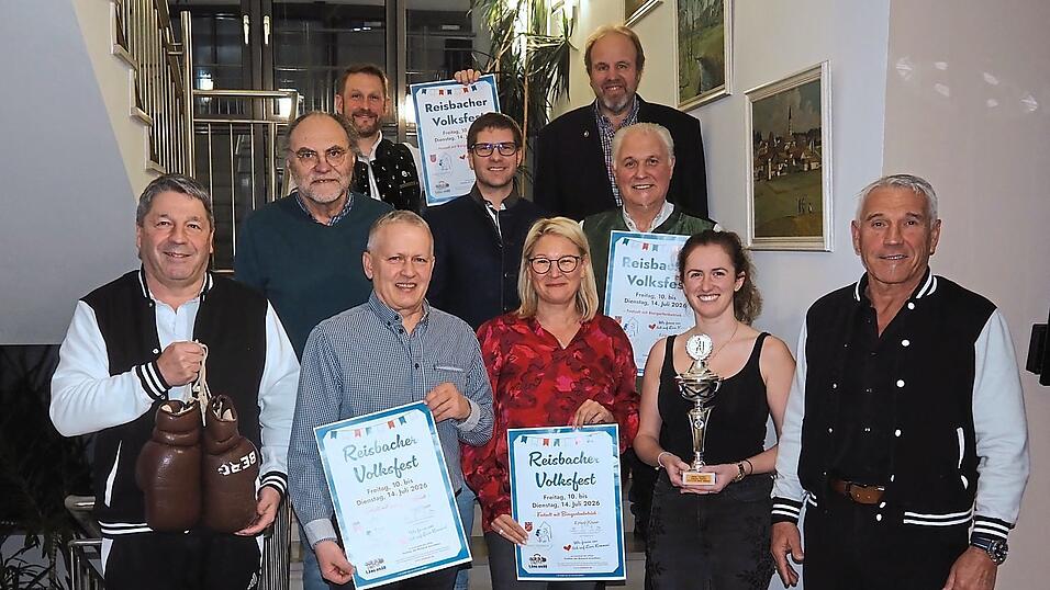 Die Verantwortlichen des Boxclubs Landau mit Bürgermeister Rolf-Peter Holzleitner, Festwirt Georg Esterl sowie Daniela Ettengruber, Nina Berthold und Mitgliedern des Volksfestausschusses. Die Verantwortlichen des Boxclubs Landau mit Bürgermeister Rolf-Peter Holzleitner, Festwirt Georg Esterl sowie Daniela Ettengruber, Nina Berthold und Mitgliedern des Volksfestausschusses.