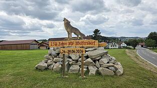 Seit einigen Wochen begrüßt der Wolf Anwohner und Gäste am Ortseingang in Wolfersdorf. Seit einigen Wochen begrüßt der Wolf Anwohner und Gäste am Ortseingang in Wolfersdorf.