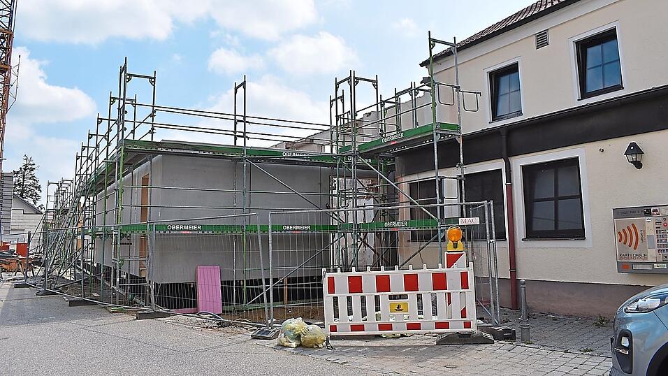 Wenig einladend sieht es noch auf der Baustelle für den Bürgersaal aus. Doch die Arbeiten liegen gut im Zeitplan. Wenig einladend sieht es noch auf der Baustelle für den Bürgersaal aus. Doch die Arbeiten liegen gut im Zeitplan.