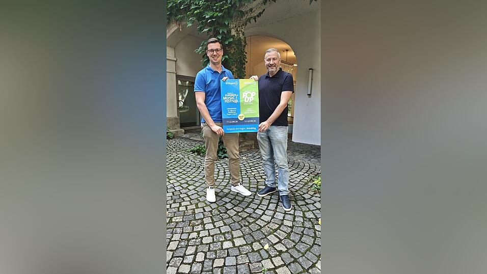 Stadtmarketingleiter Simon Wagner (links) und Daniel Winklmaier, Betriebsleiter der Ausstellungs- und Veranstaltungs GmbH, mit dem Plakat für das Festival. Beide sehen es als große Chance für die Stadt. Stadtmarketingleiter Simon Wagner (links) und Daniel Winklmaier, Betriebsleiter der Ausstellungs- und Veranstaltungs GmbH, mit dem Plakat für das Festival. Beide sehen es als große Chance für die Stadt.