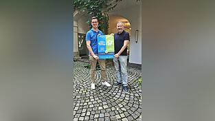 Stadtmarketingleiter Simon Wagner (links) und Daniel Winklmaier, Betriebsleiter der Ausstellungs- und Veranstaltungs GmbH, mit dem Plakat für das Festival. Beide sehen es als große Chance für die Stadt. Stadtmarketingleiter Simon Wagner (links) und Daniel Winklmaier, Betriebsleiter der Ausstellungs- und Veranstaltungs GmbH, mit dem Plakat für das Festival. Beide sehen es als große Chance für die Stadt.