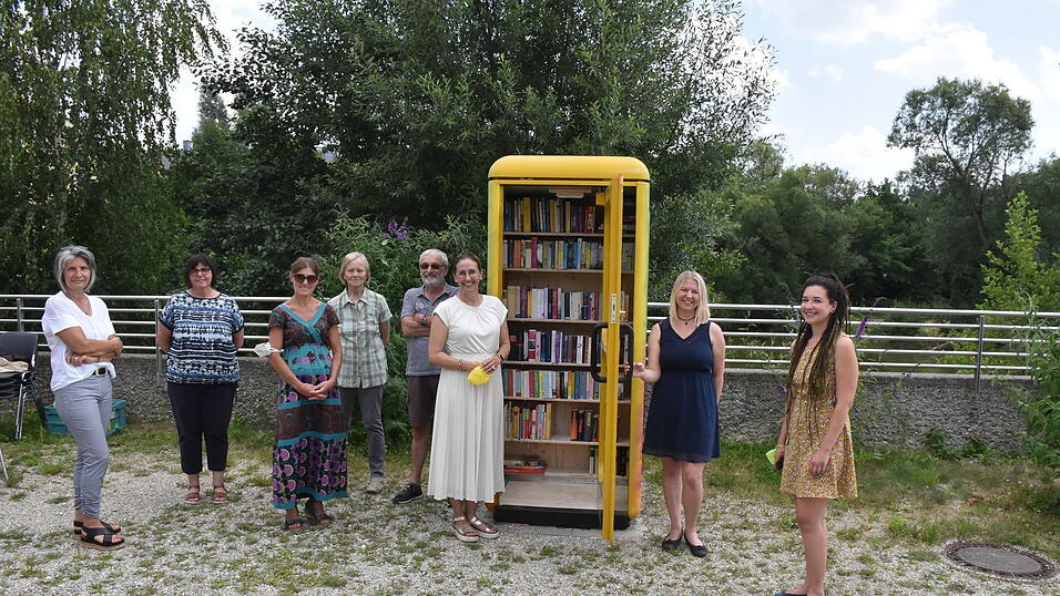 Das Lesen kann beginnen. Von links: Die ehrenamtlichen Helfer Christa Brunner-Weinzierl, Brigitte Unterreiner, Rosmarie R&ouml;hrl, Heidemarie Bockelmann und Rudolf Stadl&ouml;der, B&uuml;rgermeisterin Sibylle Entwistle, Johanna Guggemos vom Bauamt und K&uuml;nstlerin Melanie Dittbern.