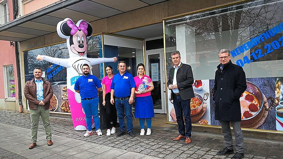 Bei der kleinen Eröffnungsfeier am Samstag mit (von rechts) Staatsminister Bernd Sibler, Bürgermeister Hans Schmalhofer, Tulay Bas, Erdal Yesil, Hazal Yesil, Omer Yesil und Stadtrat Stefan Fisch. Bei der kleinen Eröffnungsfeier am Samstag mit (von rechts) Staatsminister Bernd Sibler, Bürgermeister Hans Schmalhofer, Tulay Bas, Erdal Yesil, Hazal Yesil, Omer Yesil und Stadtrat Stefan Fisch.