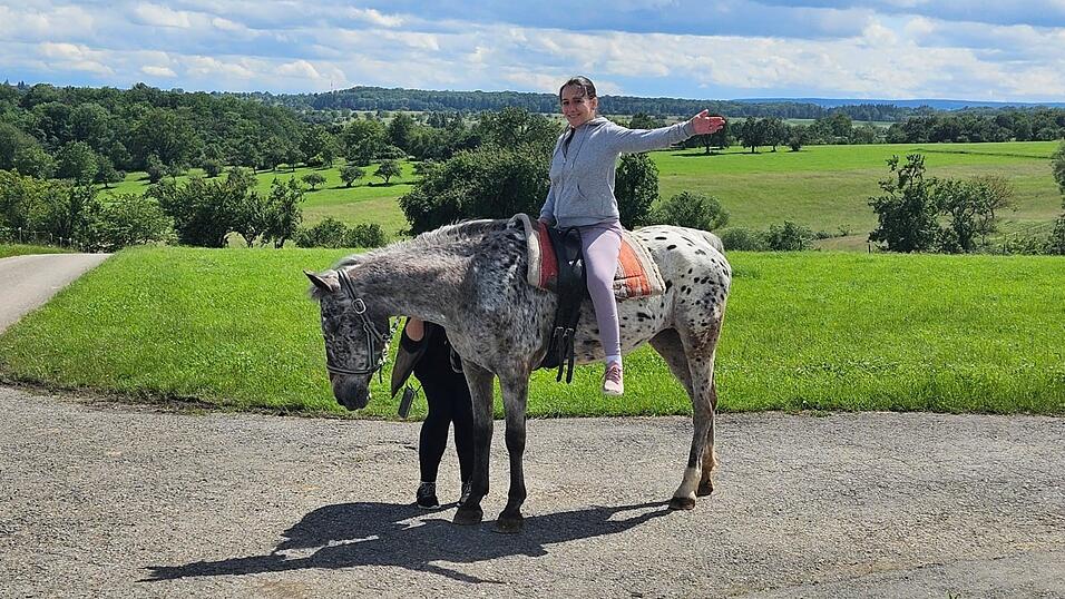 Dank Marinas eigenem Pferd möglich: eine Hippotherapie. Dank Marinas eigenem Pferd möglich: eine Hippotherapie.
