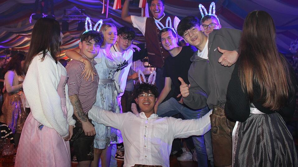 Trotz Regen feiern die Gäste ausgelassen im Festzelt. Trotz Regen feiern die Gäste ausgelassen im Festzelt.