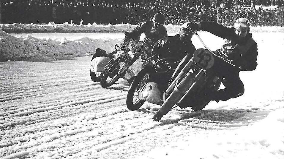 Die Motorradfahrer legen sich in die Kurve. Knapp einen Kilometer ist die Strecke lang.