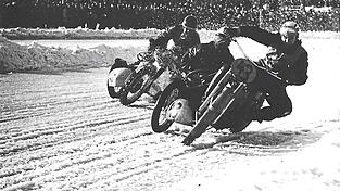 Die Motorradfahrer legen sich in die Kurve. Knapp einen Kilometer ist die Strecke lang.