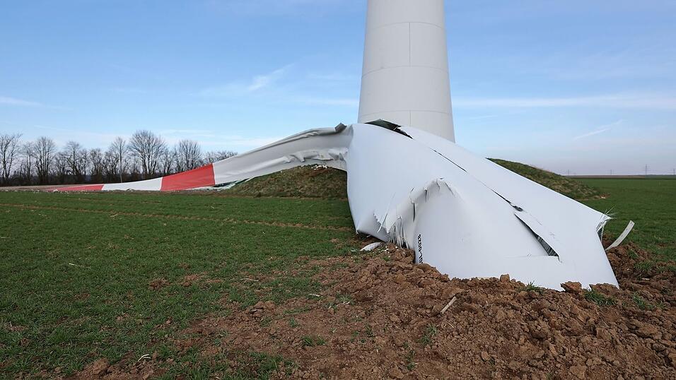 Ein havariertes Rotorblatt bei Berching in der Oberpfalz.