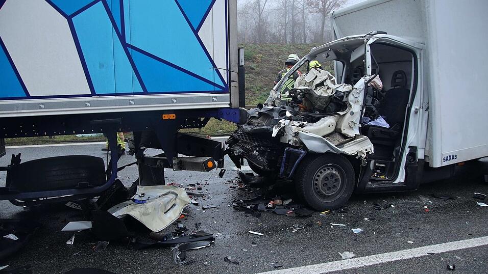 Am Dienstagvormittag fuhr ein Lkw-Fahrer einem anderen Laster auf der A3 bei Regensburg auf. Infolgedessen wurde der Fahrer in seinem Fahrzeug eingeklemmt. Am Dienstagvormittag fuhr ein Lkw-Fahrer einem anderen Laster auf der A3 bei Regensburg auf. Infolgedessen wurde der Fahrer in seinem Fahrzeug eingeklemmt.