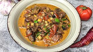 Die Foodblogger von Cooknsoul.de erklären ganz einfach, wie Sie dieses klassische Rindergulasch nachkochen können.