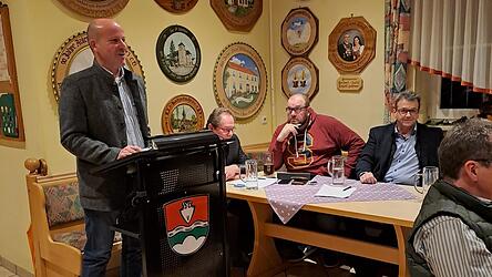 Die Vertreter der Gemeinde: zweiter Bürgermeister Alfons Klostermeier-Stahlmann, Bürgermeister Hans Eichstetter, Geschäftsführer Christian Wingenfeld, stellvertretender Bürgermeister Rudolf Ried