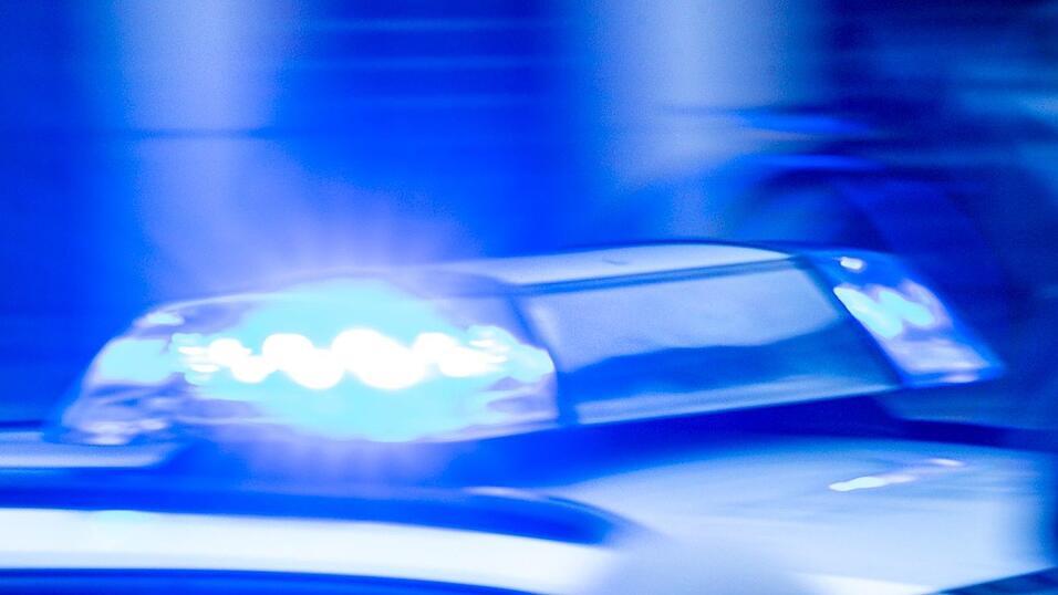 Der 20-Jährige stirbt noch an der Unfallstelle. (Symbolbild)