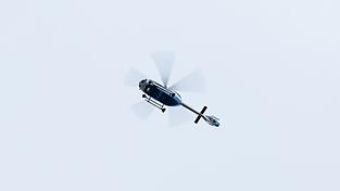 Polizeihubschrauber und Einsatzkräfte suchten im Schwabacher Stadtteil Eichwasen nach einem Verdächtigen mit Gewehr. (Symbolbild)