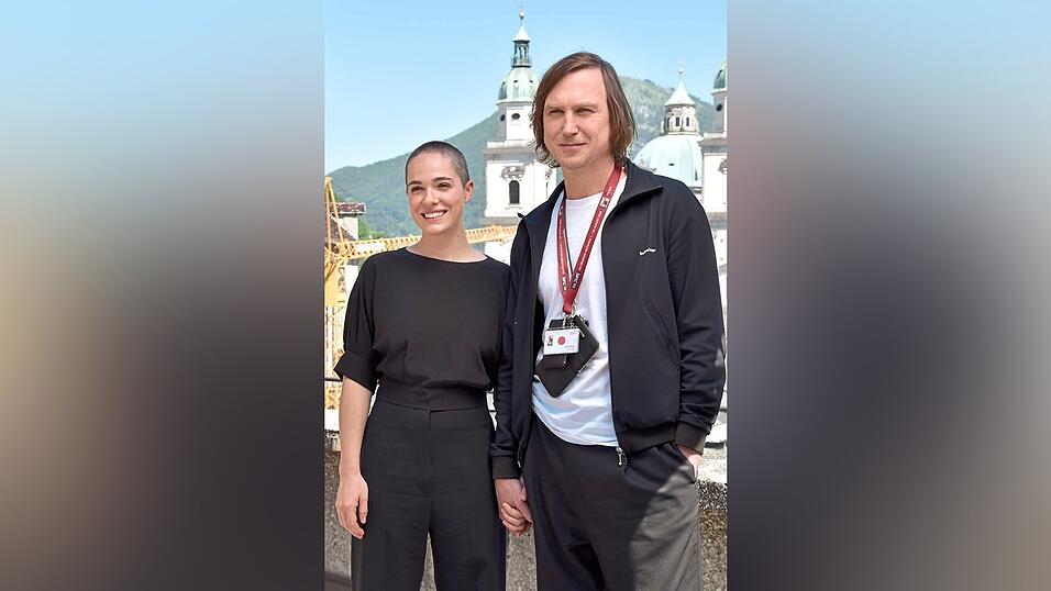 Buhlschaft Verena Altenberger und Jedermann Lars Eidinger vor der weltbekannten Kulisse Salzburgs