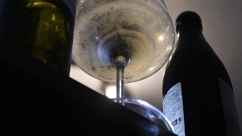 Wer s&uuml;chtig nach Alkohol ist, steht oft vor dem Abgrund. Hilfe findet er bei Selbsthilfegruppen wie den Anonymen Alkoholikern.