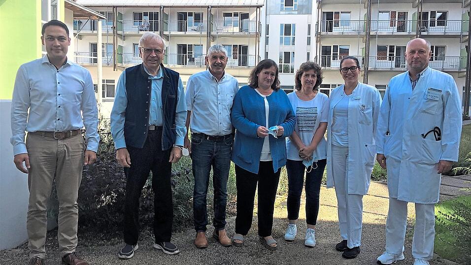 Geschäftsführer Raphael Nguyen, Ärzte und Betriebsräte diskutierten mit Marianne Schieder, Robert Riedl und Wolfgang Pilz über die angespannte Lage der Rehakliniken. Geschäftsführer Raphael Nguyen, Ärzte und Betriebsräte diskutierten mit Marianne Schieder, Robert Riedl und Wolfgang Pilz über die angespannte Lage der Rehakliniken.