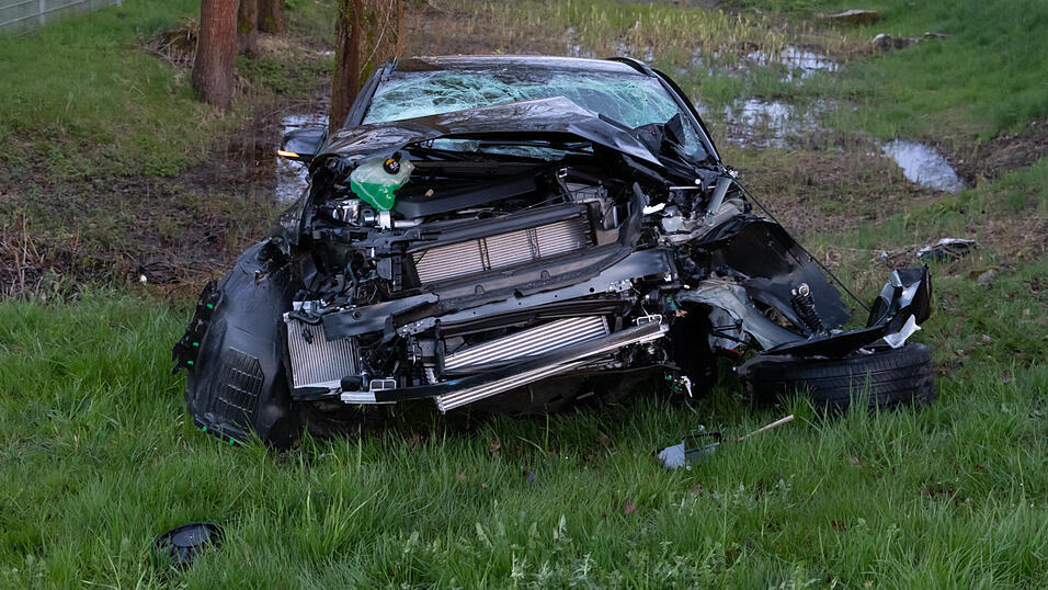 Der Volvo wurde bei dem Unfall komplett demoliert, auch die Leitplanke trug einigen Schaden davon.