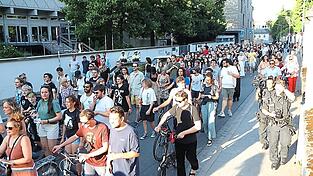 Zum Start der Festspiele gab es einen Protestzug. Zum Start der Festspiele gab es einen Protestzug.