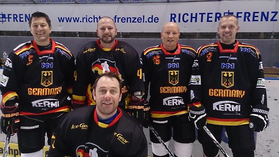 Mit vielen positiven Eindrücken und einem siebten Platz bei der Oldie-WM zurück aus Minsk: (v. l.) Oliver Vöst, Rainer Schuster, Gert Heubach, Sascha Werner; vorn: Helmut Kößl. Foto: privat Mit vielen positiven Eindrücken und einem siebten Platz bei der Oldie-WM zurück aus Minsk: (v. l.) Oliver Vöst, Rainer Schuster, Gert Heubach, Sascha Werner; vorn: Helmut Kößl. Foto: privat