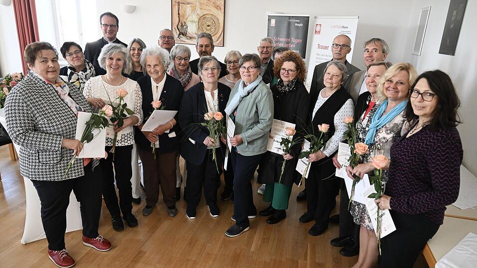 Zahlreiche ehrenamtliche Helfer des Hospizdienstes Cham werden im Beisein von Caritas-Vorsitzendem Michael Dre&szlig;el und Caritas-Direktor Michael Wei&szlig;mann f&uuml;r ihr Engagement ausgezeichnet.