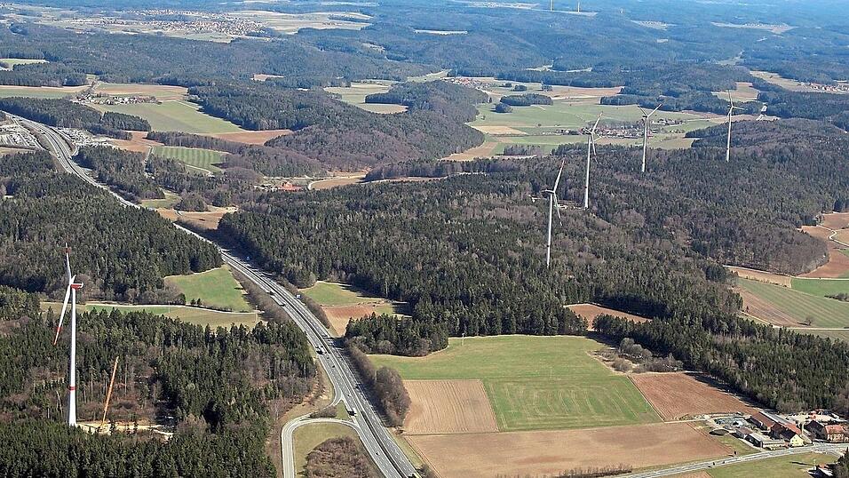 So ähnlich könnte es an der Autobahn A 6 südlich von Köfering bald auch aussehen. Das Bild zeigt die bestehenden Windkraftanlagen am Autobahnanschluss Sulzbach-Rosenberg.