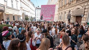 Wien am Freitag: Taylor-Swift-Fans versammeln sich und tauschen Armbänder aus.