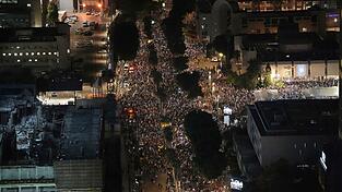 Bei einer Demonstration in Israel haben nach Angaben der Organisatoren Hunderttausende Menschen ein Ende des Gaza-Krieges und die Freilassung der Geiseln gefordert.