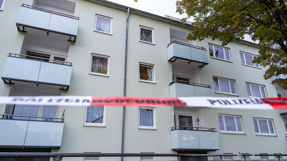Ein Absperrband der Polizei versperrt den Zugang zum Tatort.