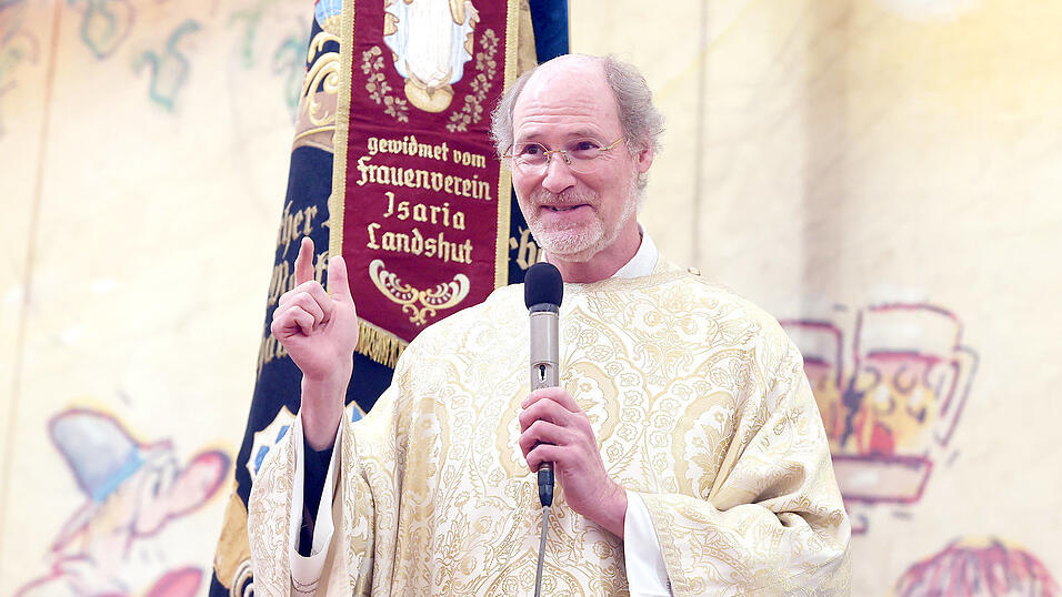 Stiftspropst Franz Joseph Baur brachte die vielen Besucher beim Dultgottesdienst mit einem nachtr&auml;glichen Osterwitz zum Lachen.