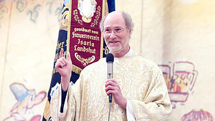 Stiftspropst Franz Joseph Baur brachte die vielen Besucher beim Dultgottesdienst mit einem nachtr&auml;glichen Osterwitz zum Lachen.