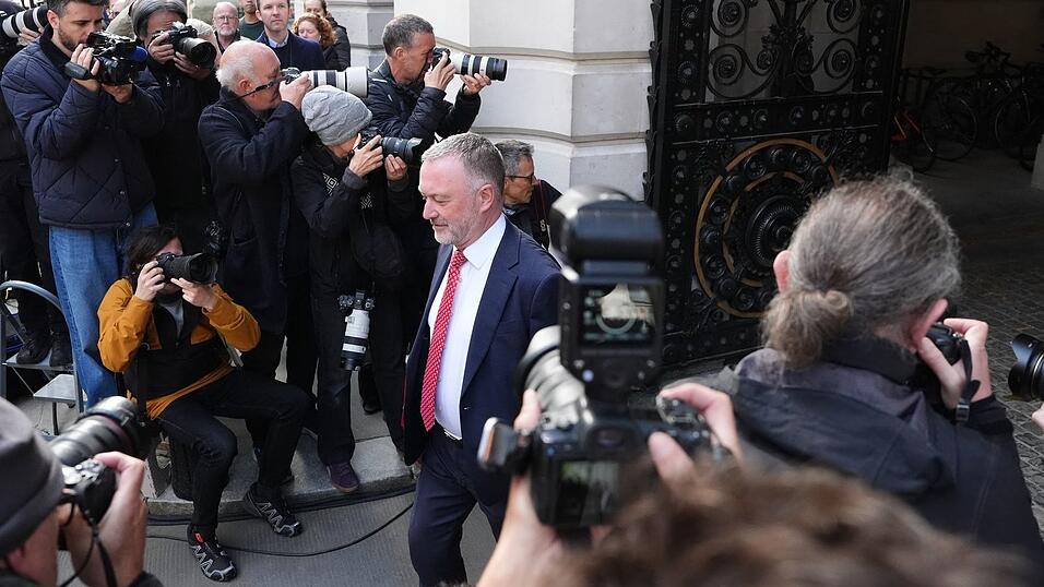 Vor der Downing Street versammeln sich zahlreiche Reporter. Vor der Downing Street versammeln sich zahlreiche Reporter.