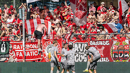 Von einer Domstadt in die nächste: Für die Jahn-Fans hat sich die Fahrt zum Auftaktspiel bei Viktoria Köln mehr als gelohnt. Von einer Domstadt in die nächste: Für die Jahn-Fans hat sich die Fahrt zum Auftaktspiel bei Viktoria Köln mehr als gelohnt.