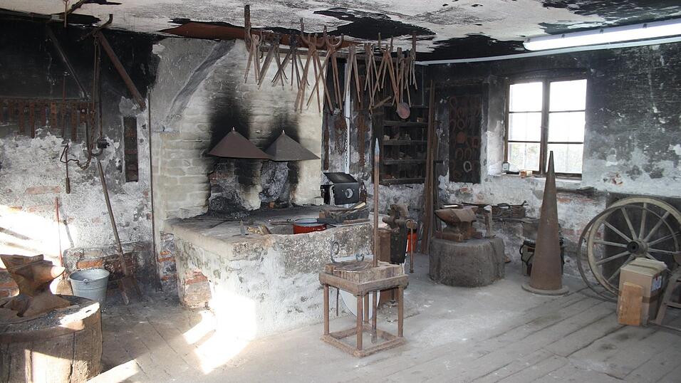 Die Restaurierungsarbeiten nehmen von den ehrenamtlichen Helfern viel Zeit in Anspruch. An der Schmiede-Esse wurde die Mauer erneuert, da dort &uuml;ber drei Jahrzehnte Wasser eingedrungen war.