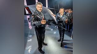 Markus Söder (l.) und Wolfgang Gammel, Geschäftsführer Helsing GMBH, stehen am Donnerstag nach der Vorstellung des KI-Luftkampfsystems Centaur neben der CA-1 Europa. Helsing präsentiert mit CA-1 Europa ein Konzept für ein unbemanntes Kampfflugzeug, das mit KI gesteuert wird.