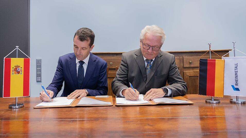 Der Moment der Unterschrift des Memorandums of Understanding (MoU) zur k&uuml;nftigen Zusammenarbeit.