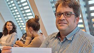 Kämmerer Martin Krumbucher stellte im Hauptverwaltungs- und Finanzausschuss den Finanzbericht für die vergangenen neun Monate vor. Kämmerer Martin Krumbucher stellte im Hauptverwaltungs- und Finanzausschuss den Finanzbericht für die vergangenen neun Monate vor.