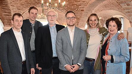 Miteinander zum Erfolg (v.l.): Vorstandsvorsitzender der Milcherzeugergemeinschaft Moosburg (MEG) Josef Thalhammer, zweiter Vorstandsvorsitzender Josef Geltinger und die Vertreter des Familienunternehmens Hofmeister mit Robert, Dr. Johannes, Dominika und Gabi Hofmeister.