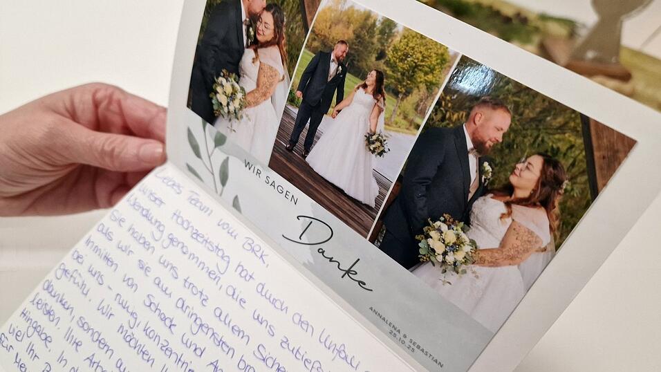 Welchen Stellenwert der Besuch an der Rettungswache in Cham für Annalena und Sebastian Dobmeier hat, macht ihre Dankeskarte an die BRK-Einsatzkräfte deutlich. „Ihre Arbeit verlangt Stärke, Herz und so viel Hingabe. In diesem Moment durften wir erleben, wie viel ihr Beruf wirklich bedeutet - wie wertvoll er für Menschen in Not ist“, heißt es darin unter anderem. Welchen Stellenwert der Besuch an der Rettungswache in Cham für Annalena und Sebastian Dobmeier hat, macht ihre Dankeskarte an die BRK-Einsatzkräfte deutlich. „Ihre Arbeit verlangt Stärke, Herz und so viel Hingabe. In diesem Moment durften wir erleben, wie viel ihr Beruf wirklich bedeutet - wie wertvoll er für Menschen in Not ist“, heißt es darin unter anderem.