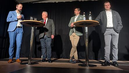 Die B&uuml;rgermeisterkandidaten bei der Podiumsdiskussion (v.l.): Sebastian Stanglmaier (BUL), Hans Wagner (SPD/Parteilose W&auml;hler), Florian Zwander (CSU) und Sebastian Fr&uuml;hauf (Freie W&auml;hler).